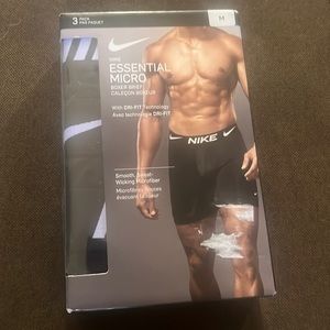 Nike Essential (Boxer Briefs) size Medium